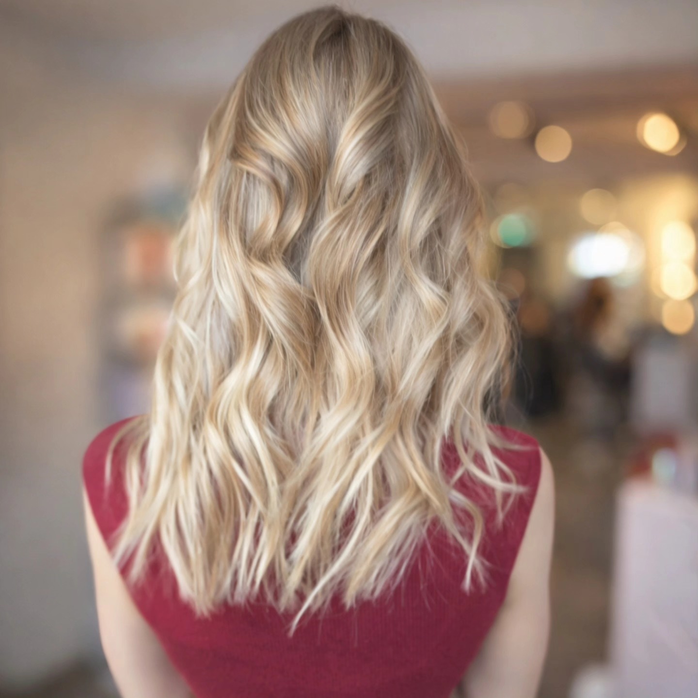 Glossy blonde blowdry with defined waves.